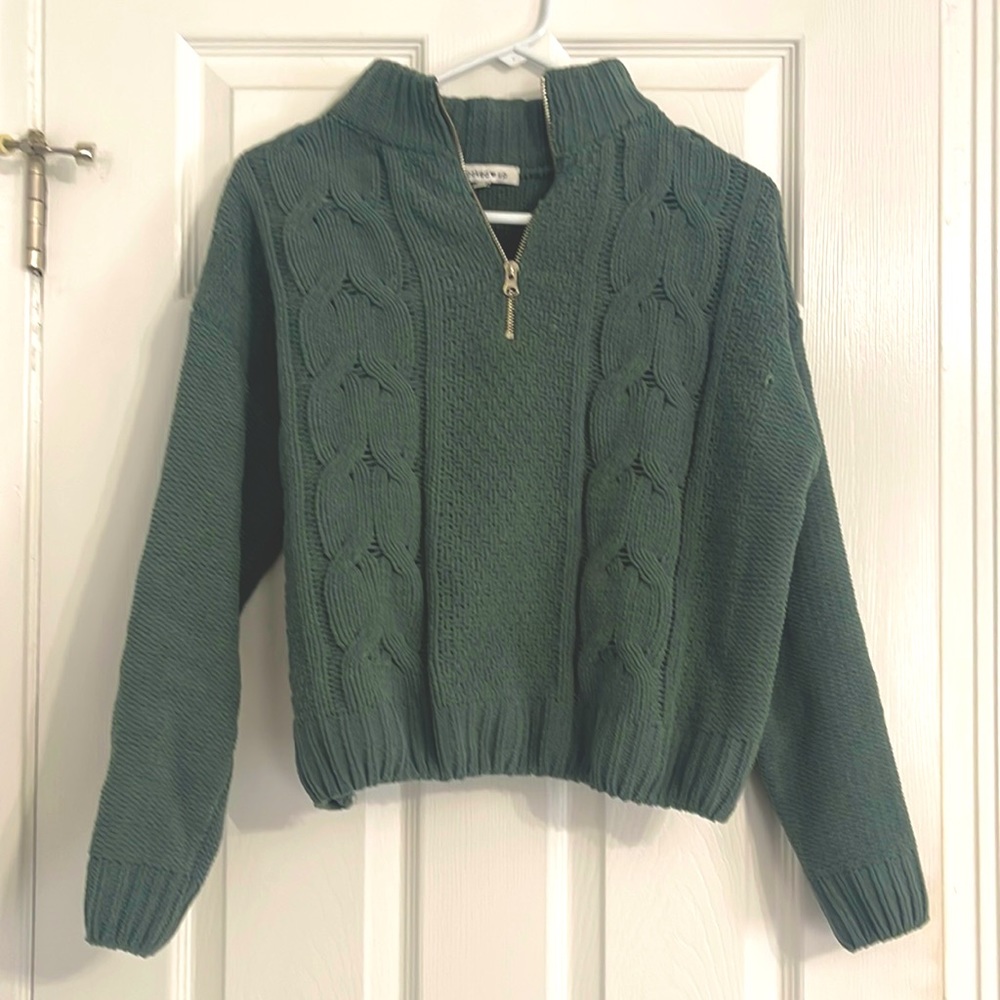 Green long sleeved sweater size M from hooked up